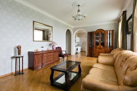 Квартира очень удобно расположена в 3-ех минутах пешком от м. Белорусская и Белорусского ж/д вокзал