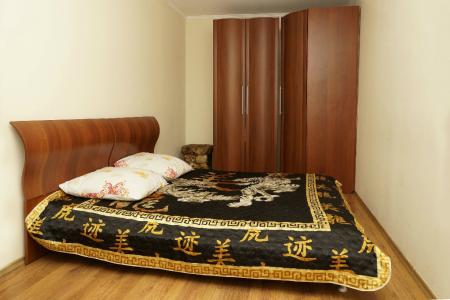 Квартира находится рядом с Академией культуры(ВСГАКИ),Республиканской больницей имени Семашко.