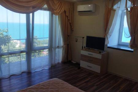 Квартира с видом на море в частном доме возле Ливадийского парка