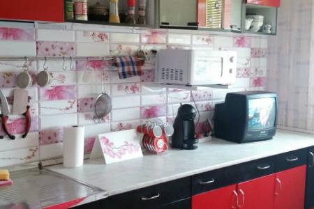 Вместительная трехкомнатная квартира на Хантайской