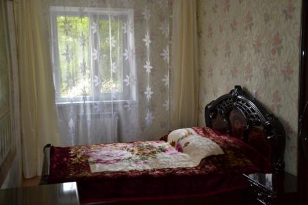 Сдам до лета свою 3-комнатную квартиру 1 этаж 4 этажного дома.