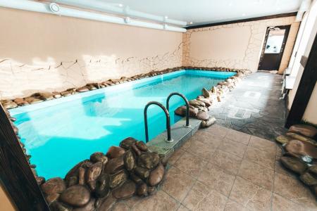 vip коттедж с большим теплый бассейном, бильярдом и баней в черте города