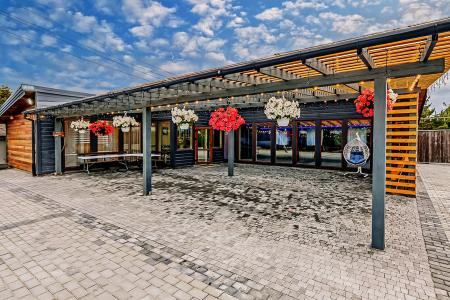 Коттедж с панорамным залом, баней и беседкой на берегу озера в Сосново