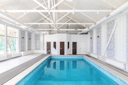 Коттедж с двумя басcейнaми и банкeтным зaлом