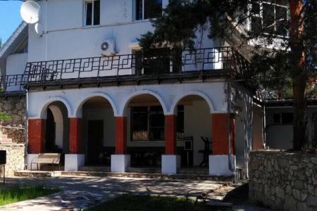 Дом в сосновом лесу