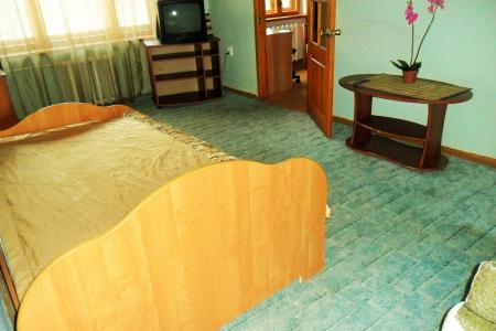 Уютная двухкомнатная квартира в центре города, в пяти минутах пешком от площади Советов