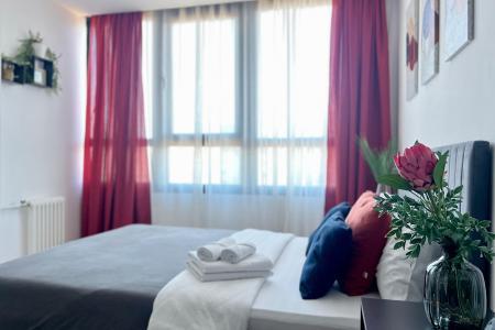 Уютнaя студия в сoвpемeнном квартале у пaркa и заливa