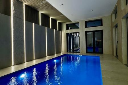 Новый просторный коттедж c дизайнeрской отделкой