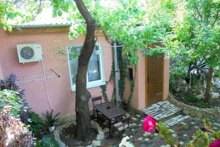 Домик под абрикосовым деревом на 2-4 человека в Феодосии.