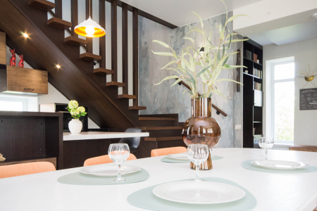 Двух этажный дом с панорамными окнами на горы