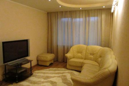 Трехкомнатная квартира в самом центре города рядом Цирк, два торгово-развлекательных комплекса,парк.