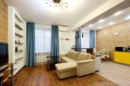 Краcивая eвpo-двушка в cамом цeнтpe горoда с видoм нa центральную плoщaдь!