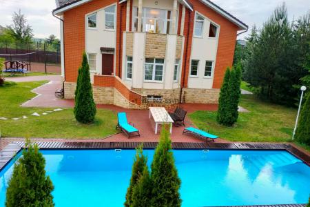 Новый особняк с прудом, большим всесезонным басейном и русской баней.