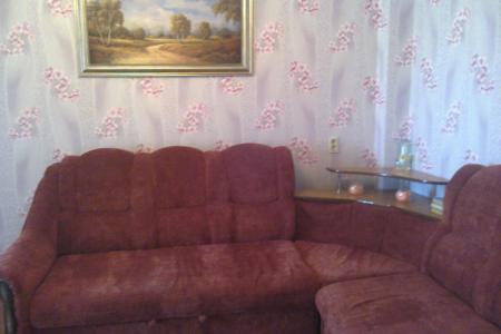 Находится в спальном районе ,остановки,магазины,кафе-близко.