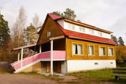 Большой коттедж в уединенном месте ,рядом озеро в пос. Мичуринское