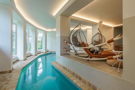 Шикарный загородный дом с бассейном