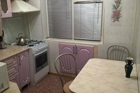 в центре рядом остановка, Магнит, Сбербанк, аптека, кафе