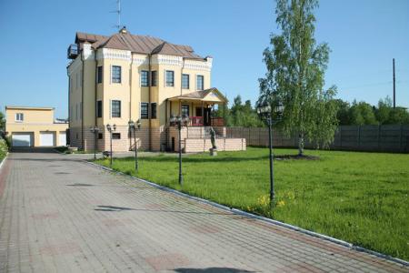 Особняк с бассейном.