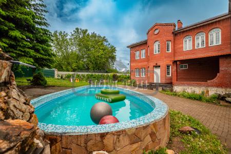 Коттедж с уличным бассейном