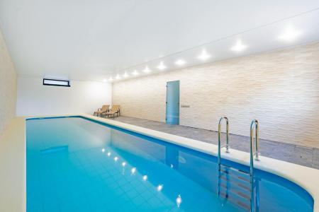 Коттедж выполнен в современном эко стиле и оснащен теплым крытым бассейном