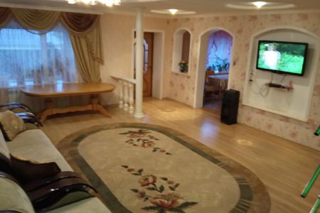 Сдам посуточно коттедж.