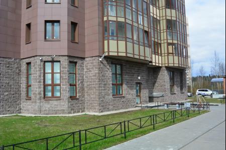 Уютная, светлая студия- два окна.