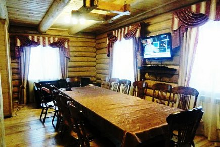 Новый коттедж с тёплой обстановкой внутри.