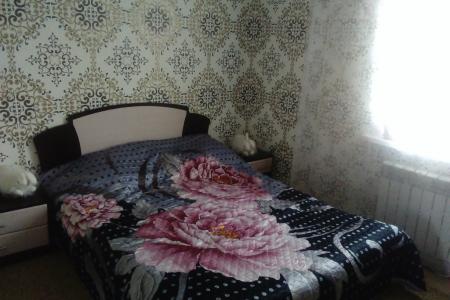 Дом в Хвалынске, рядом находятся магазины "Магнит" и "Красное и белое"