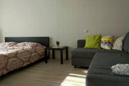 Приглашаем Вас остановиться в чистой и уютной квартире, расположенной не далеко от центра города.