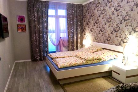 В шаговой доступности все необходимое для комфортной жизни. Непосредствено в доме -супермаркет, кафе