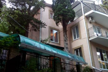 Коттедж у моря в Мисхорском парке, без спусков и подъёмов, в минуте от моря, парковая зона.