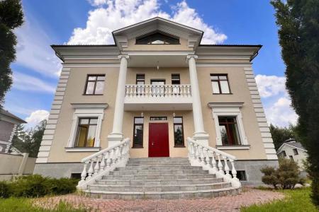 Коттедж 700 кв.м. на участке 30 соток с бассейном и сауной