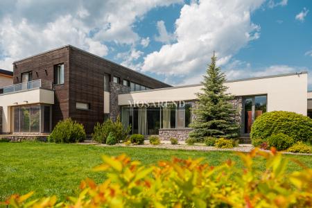Презентабельный трёхуровневый коттедж площадью 800 м2 в современном стиле минимализм