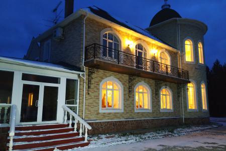 С банкетной площадкой на 120 мест и зал на 80 гостей и басейном 15 метров.