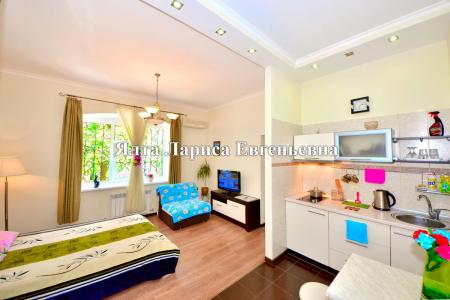 Сдам 1к. квартиру на набережной Ялты, р-он театра Чехова, недорогой люкс у моря с парковкой