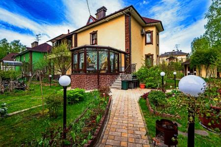 Уютный дом на севере Москвы с сауной, бассейном и бильярдом на 14 гостей