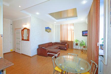 2-комнатная квартира-студия с дизайнерским ремонтом, Центр