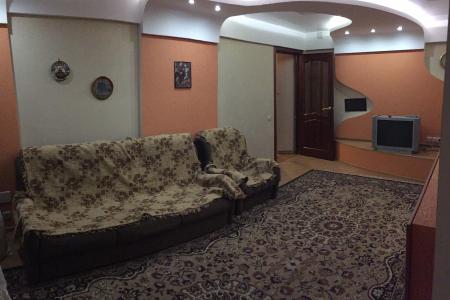 Трехкомнатная квартира, ухожена , близко от остановки