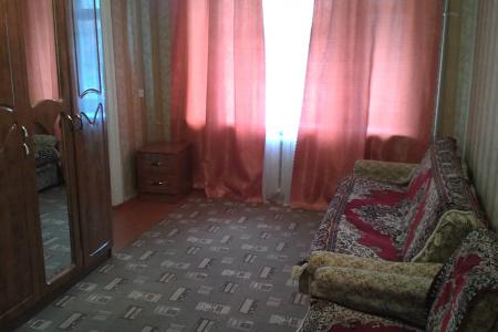 Трёхкомнатная квартира посуточно в хорошем состоянии.