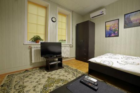 Апартаменты в двух этажном коттедже, на первом этаже с отдельным входом, и закрытой парковкой.