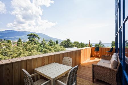 Двухкомнатная квартира с террасой у набережной