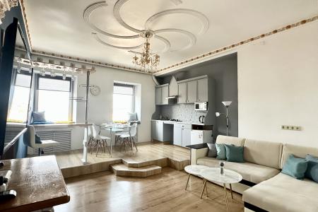 Авторская квартира с видом на Площадь Восстания.