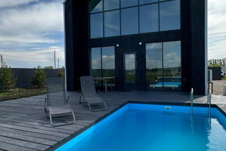 Дом с бассейном с видом на реку