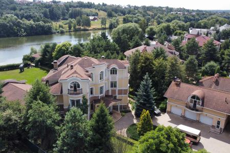 С причалом на Москва реке и закрытой беседкой.