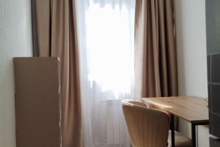 Атмосферное здание в тихом районе