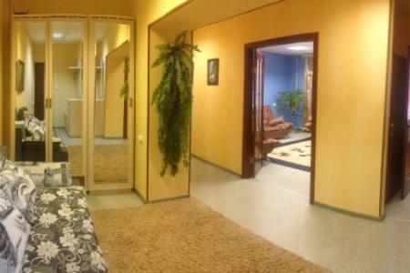 Трехкомнатная квартира расположена в самом центре Курска