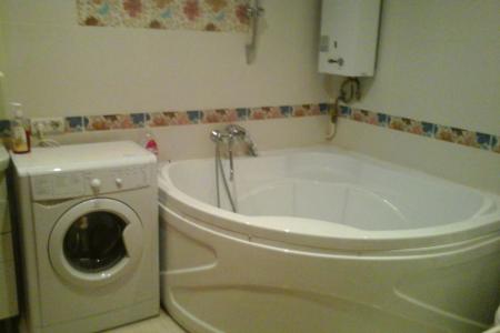 Двухкомнатная квартира с большой угловой ванной