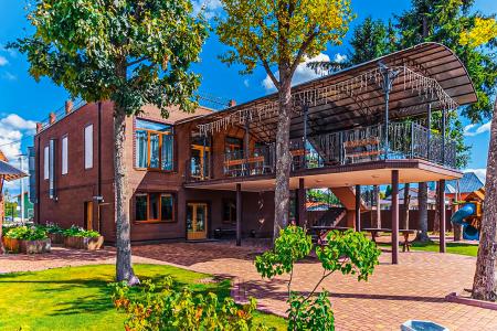 Трехуровневый банкетный зал с панорамной крышей в загородном комплексе Ропша