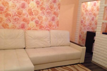 Рядом церковь, река, горы, сеть магазинов и аптек, СТО, ресторан"Галактика", недалеко мечеть, автостоянки.