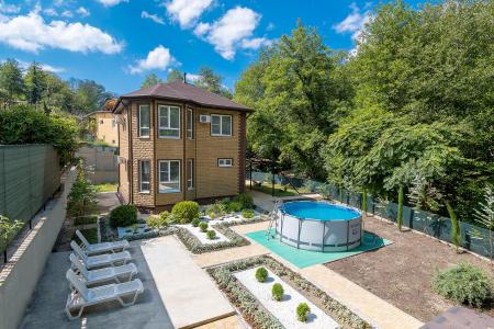 Дом с баней возле леса